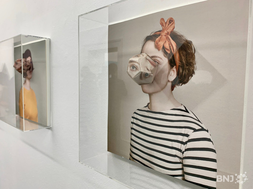 Alma Haser (Allemagne) interroge la place de l'individu face à son/ses image(s) en société. Cosmic Surgery, 2016, visible au Photoforum à Bienne.