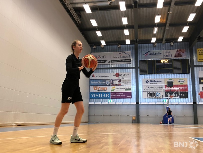 Justine Sollberger soulève un nouveau trophée avec Elfic Fribourg. (Photo: archives)