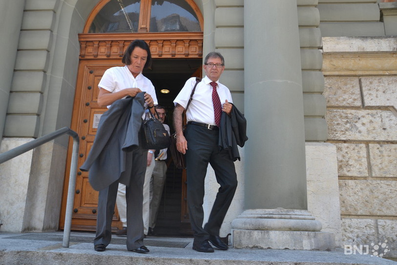 Paul Knecht à la sortie du Tribunal, en compagnie de l'une de ses avocates