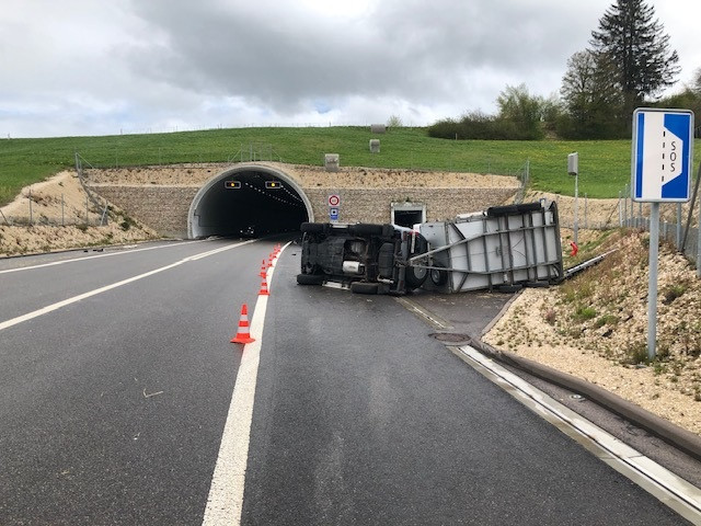 La voiture et la bétaillère qu'elle remorquait se sont retournées. (photo: police cantonale bernoise)