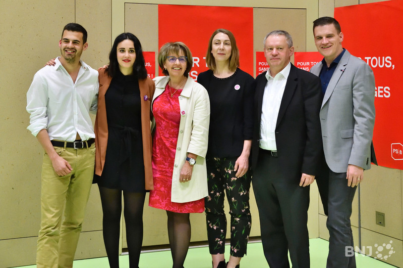 Les six candidats socialistes jurassiens pour briguer un fauteuil à Berne (de gauche à droite): Joakim Martins, Leïla Hanini, Elisabeth Baume-Schneider, Mathilde Crevoisier Crelier, Pierre-Alain Fridez et Loïc Dobler (photo Georges Henz).