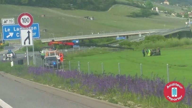La voiture a terminé sa course sur le toit. La conductrice et sa passagère ont été blessées. 