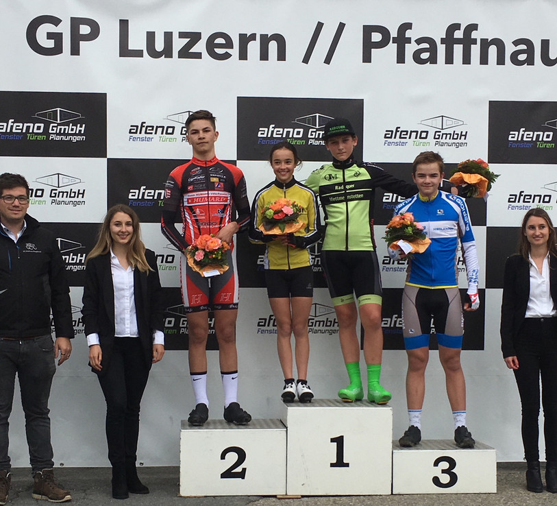 Victor Benareau sur la deuxième marche du podium à l'issue de l'épreuve.