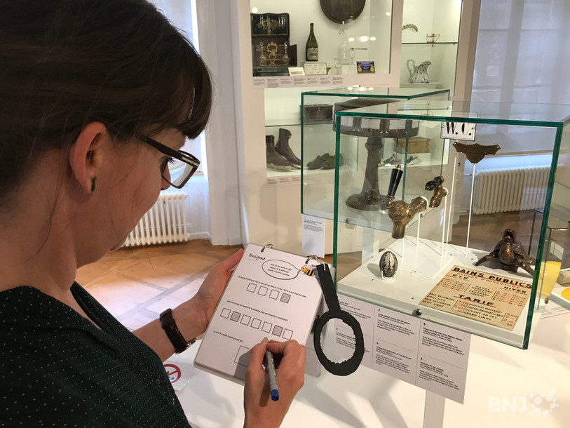 Un carnet d'énigme plastifié et un stylo pour rendre ludique la visite du Musée d'histoire à La Chaux-de-Fonds. 