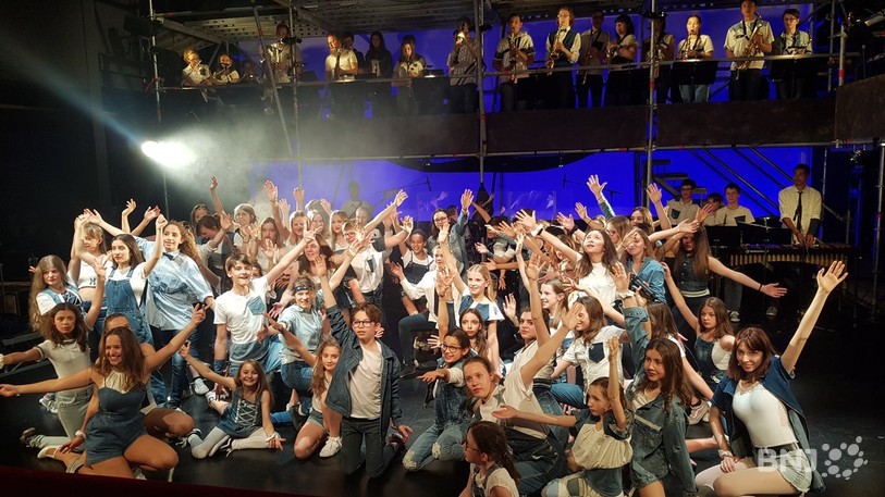 Ils sont près de 120 sur scène pour réinterpréter à leur manière le classique de la comédie musicale Fame.