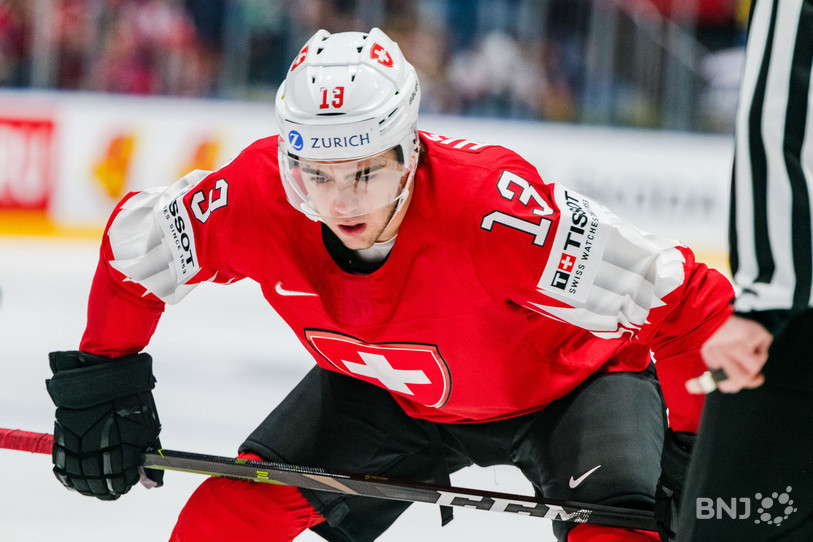 Nico Hischier a libéré ses couleurs en inscrivant le deuxième but suisse à trois minutes de la sirène finale. (Photo: Jonathan Vallat)