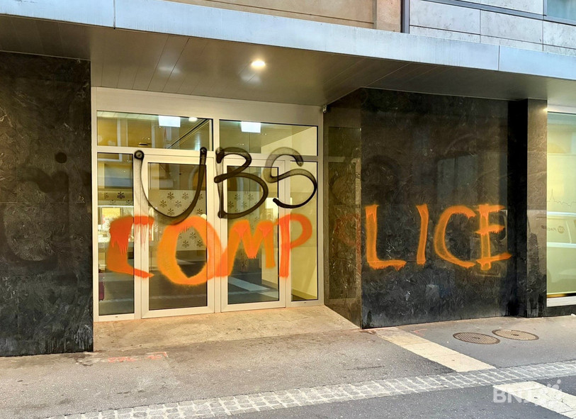 Des individus ont tagué la vitrine de la banque UBS à Neuchâtel. 