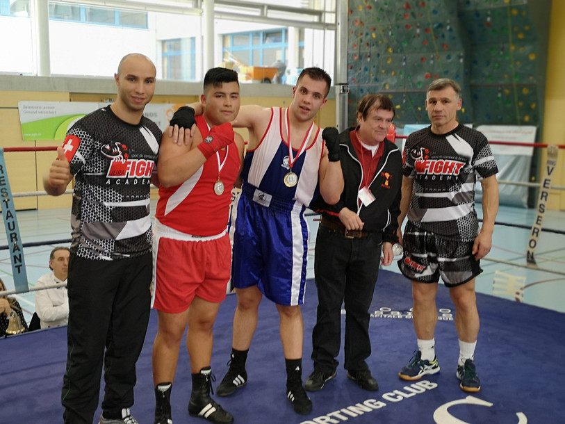Luca Ortis peut savourer sa médaille (au centre). De gauche à droite: Abdel Tajani, Eric Jeremias Britto Sosa (Ring Club Lausanne), Luca Ortis (Jura Fight Academy), Jérôme Canabat (entraîneur au Ring Club Lausanne) et Thierry Vuillemin (entraîneur au Jura Fight Academy).