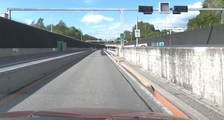 Une bande orange s'est décollée sur l'A5 entre la Maladière et Marin à hauteur du Laténium. (Photo: OFROU)