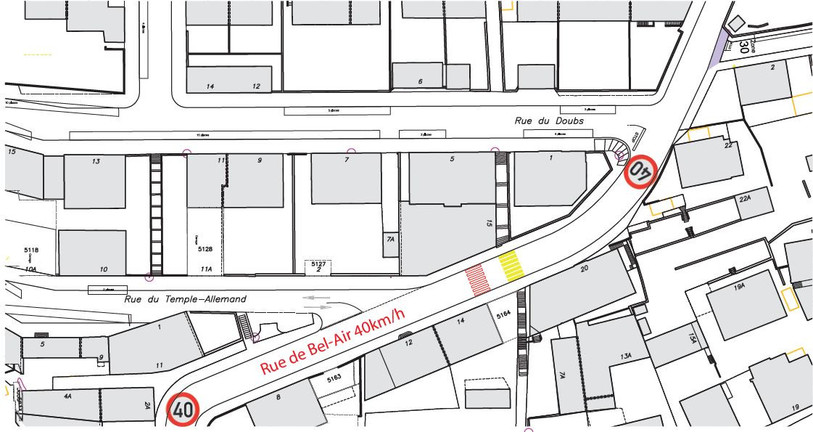 En jaune, le passage piéton supprimé, en rouge le nouveau.