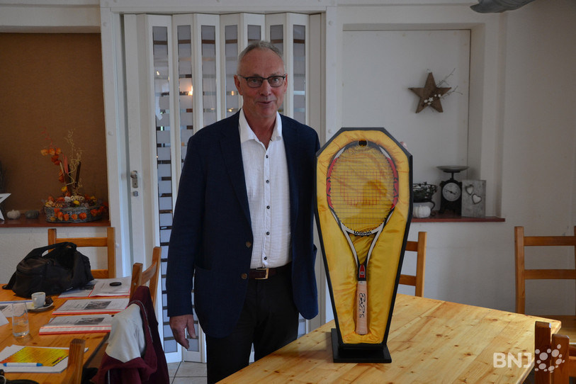 Donald Gigandet avec la raquette de Roger Federer qui va être remise à son nouveau propriétaire lors de la manifestation.