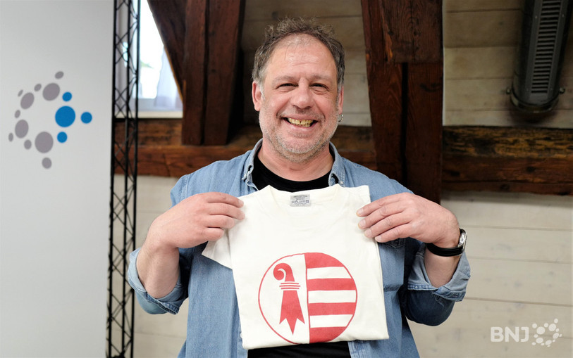 Pour la photo, Vincent Vallat a choisi le T-shirt du Groupe Bélier qui lui rappelle des souvenirs.