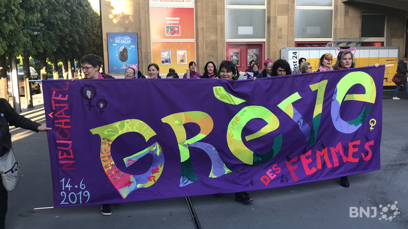 Une partie des membres du Collectif neuchâtelois pour la grève des femmes ont défilé à la gare de Neuchâtel mardi matin.