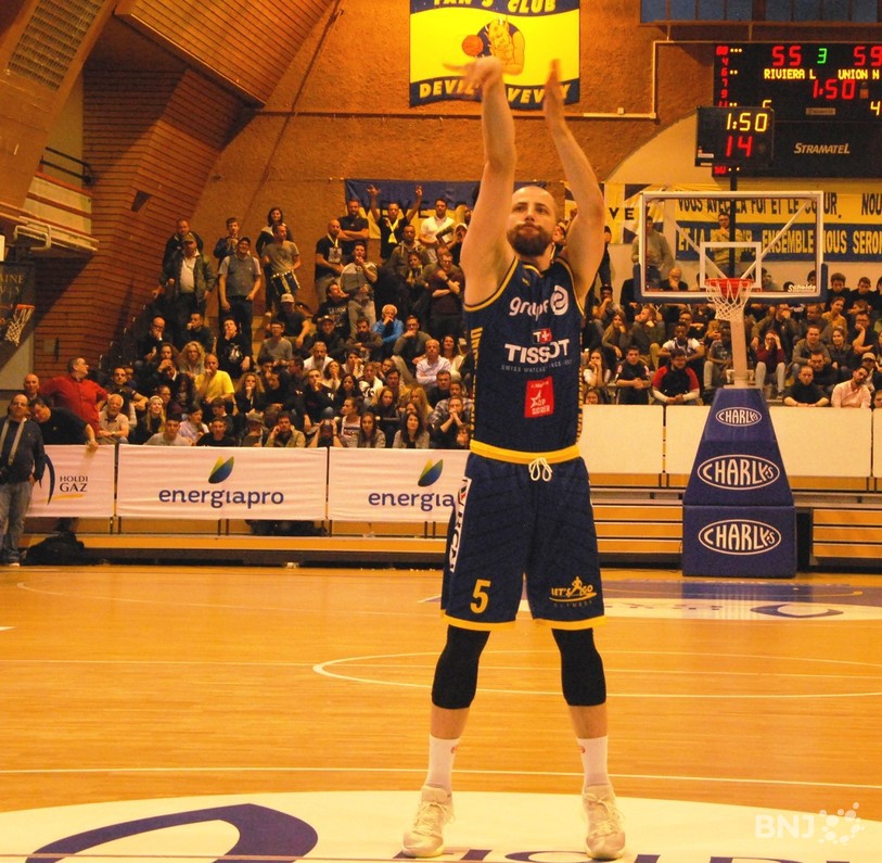 Brian Savoy aux lancers francs dans l'ambiance particulière des Galeries du Rivage.  