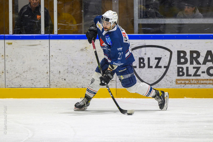 Théry Leuba et le HC Neuchâtel Université ont marqué sept fois samedi soir (photo : archives, Bertrand Pfaff).