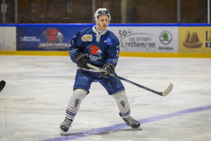 Sven Henry, en inscrivant trois buts, a été un facteur clé de la victoire du HC Neuchâtel Université samedi (photo d’archive : Bertrand Pfaff).