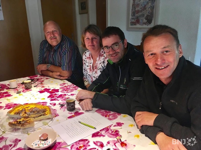 Claude et Corinne Gerber (exploitants de la ferme du château), Michel Darbellay (directeur d'Agrijura) et Frédéric Lovis (directeur de la Maison du tourisme) ont présenté cette nouvelle activité mercredi, à la ferme du château.