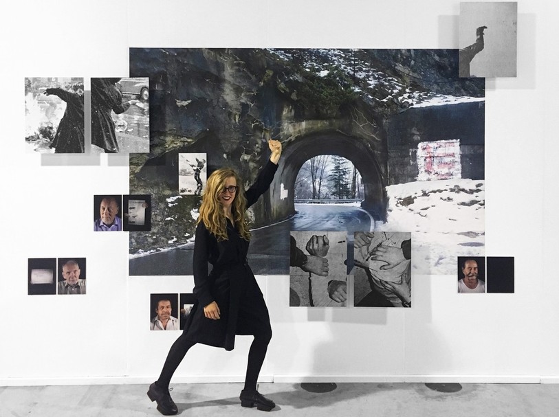 Zoé Aubry devant une partie de son reportage  « Impact, en quête de révolution » (photo : Zoé Aubry).