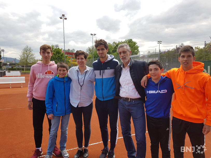 Pierre-Hugues Herbert entouré de Fanny Meier (présidente du TCD) et Ruben Sanchez (ancien président du TCC) ainsi que de quelques jeunes de la relève.