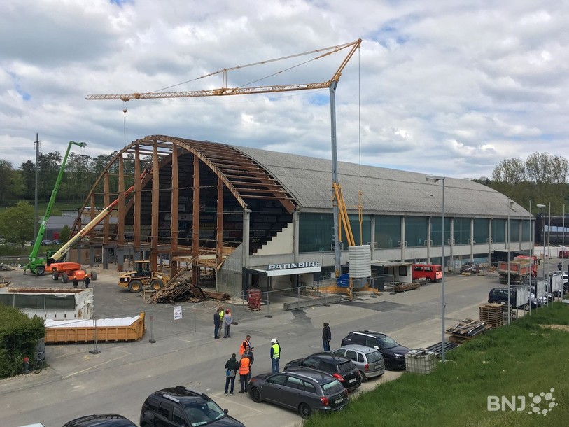 La façade ouest est par terre. La construction du bloc central, entre les deux futures surfaces de glace, débutera le mois prochain.