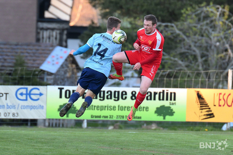 Un derby parfois viril, comme ici entre Vincent Schaffner (à gauche) et Steven Habegger. (Photo : Georges Henz)