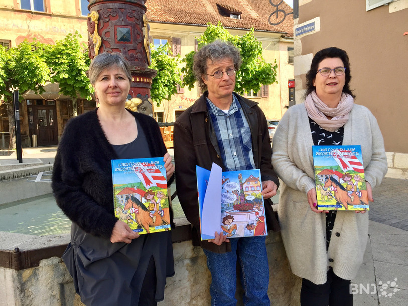 Anne-Lise Nagel, responsable de la Section Pédagogie au Service de l'enseignement, et Chantal Crevoisier pour l'Association Solidarité Jura-Corse, entourent l'auteur des textes du livre Philippe Riat.