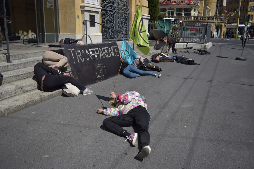 Jeudi en fin de matinée, une quinzaine de personne s'est couchée sur le sol devant la BCN. (Photo : Extinction Rebellion Neuchâtel)