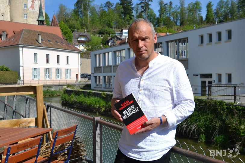 Dans ce livre, Sébastien Pétronin raconte son histoire et celle de sa mère et dénonce la passivité du gouvernement français.