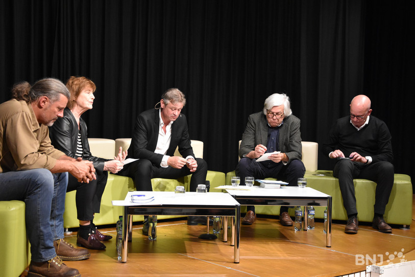 Quatre personnalités ont débattu de la question de la neutralité lors du débat animé par l'ambassadeur de Suisse en Israël, Jean-Daniel Ruch. (De g. à dr.: Oskar Freysinger, Joëlle Kuntz, Jean-Daniel Ruch, Andreas Gross, Yves Daccord). 