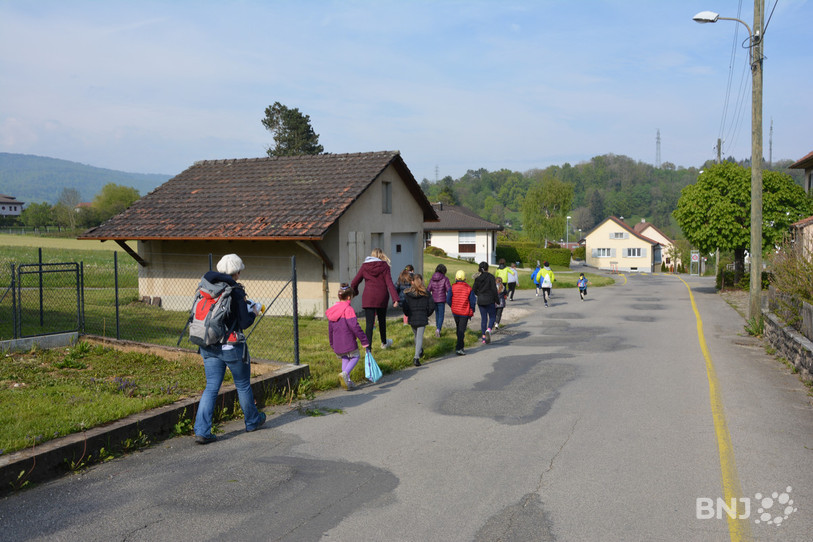 Enseignants et enfants de Fontenais ont pris à pied le chemin de l'école.