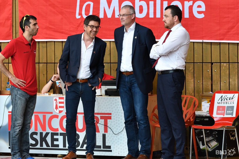 Les présidents Stéphane Brugnerotto et Paul Vallat en quête d'un nouvel entraîneur après le départ de Romain Gaspoz (à droite).