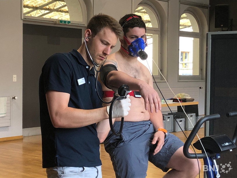 Les pompiers doivent passer un test d'endurance sur vélo.
