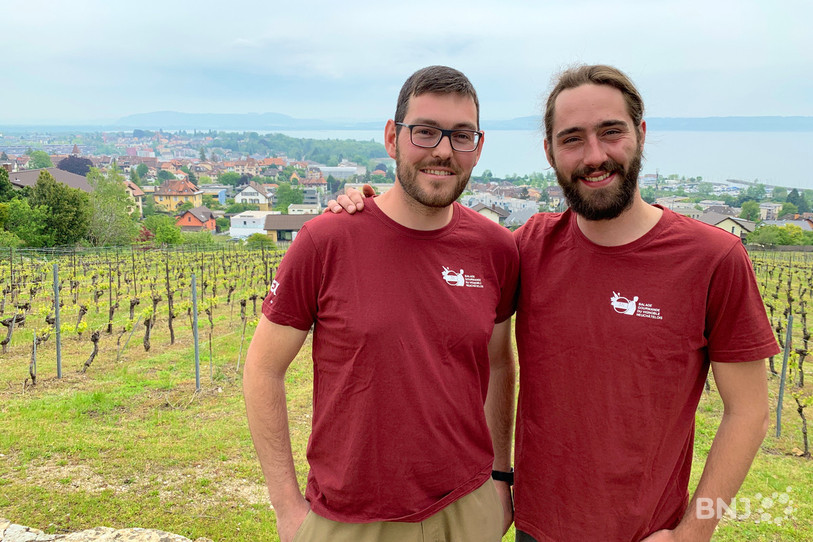 Martin Porret (gauche) et Simon Rossel (droite) font partie de la Jeunesse viticole neuchâteloise et du comité d'organisation de la Balade gourmande du vignoble neuchâtelois.