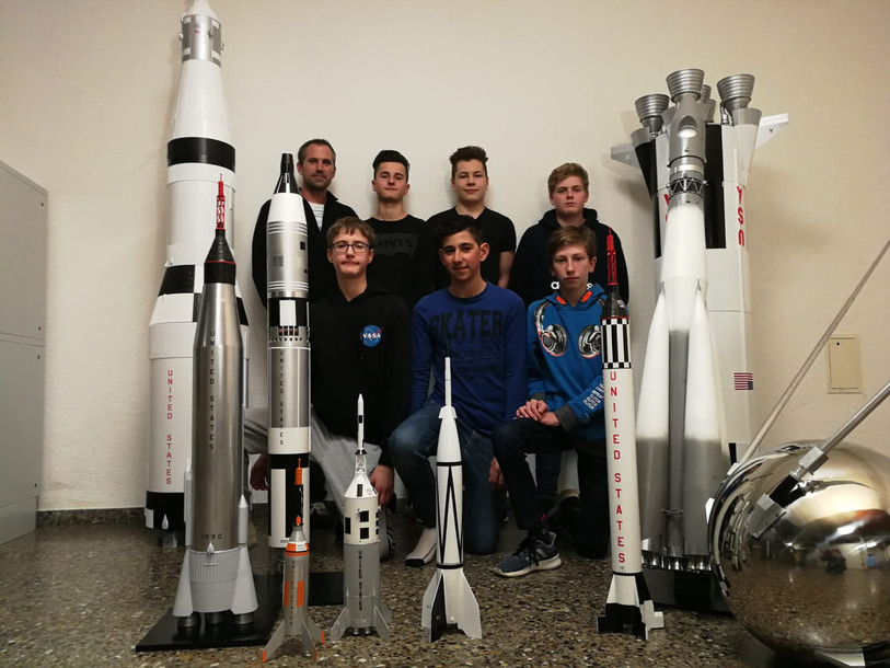 Six élèves, accompagnés d'un enseignant, ont mis sur pied l'exposition « The Space Race ». (photo: Julien Hoffmeyer)