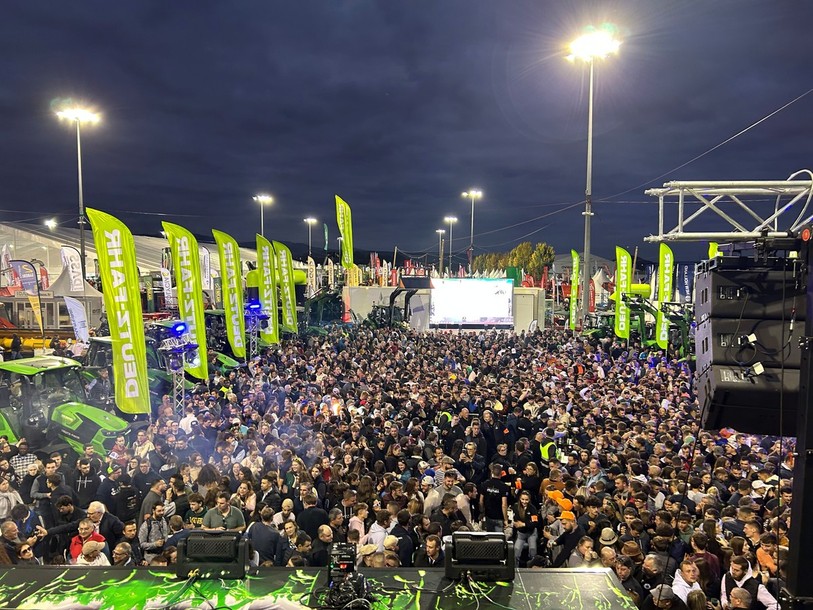 Au Sommet de l'élevage, quelque 4'500 personnes ont assisté à la soirée organisée
jeudi soir par la marque de tracteurs pour laquelle le Jurassien est
ambassadeur. (Photo : Jérémie Gerber).