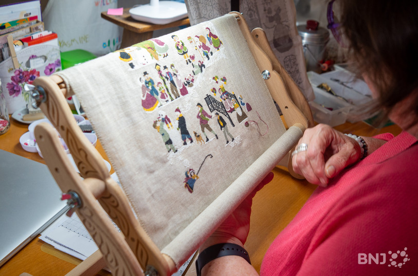 Fabienne Wattenhofer travaille une nouvelle broderie