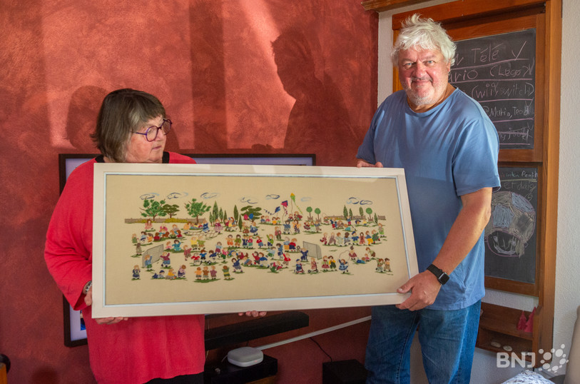 Fabienne et Philippe Wattenhofer présentent la broderie des cent enfants...
