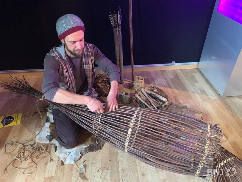 L'archéologue expérimentateur et artisan Giovanni Foletti a fabriqué une nasse comme lors de la préhistoire samedi à l'occasion de la Nuit des musées.