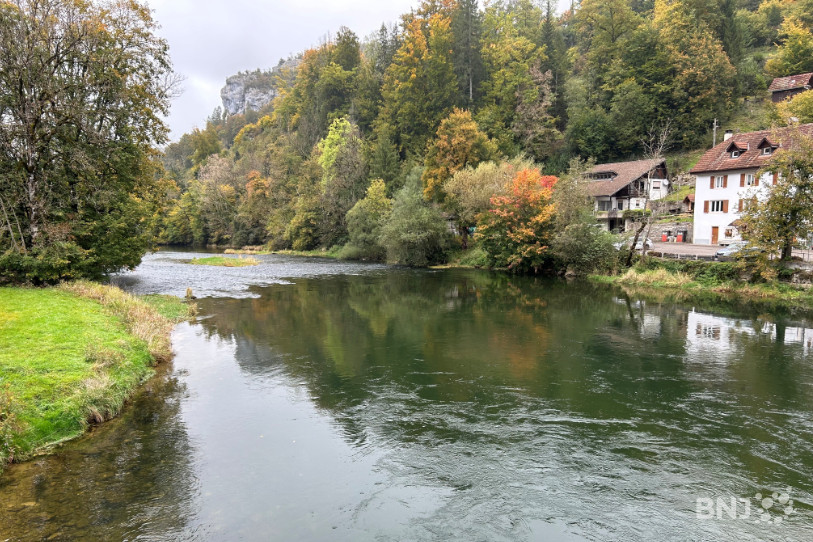 L'automne colore les rives du Doubs à Goumois.