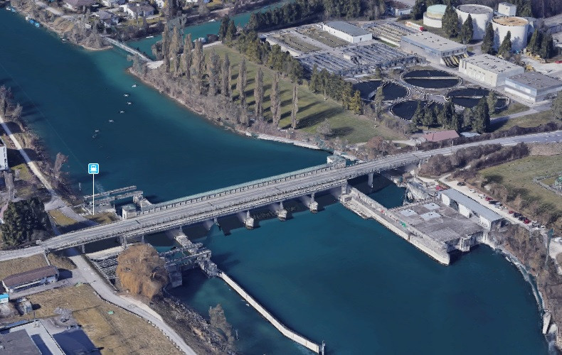 L'ouvrage, pont et barrage, permet également de réguler les eaux des trois lacs. (Photo: Google Maps)