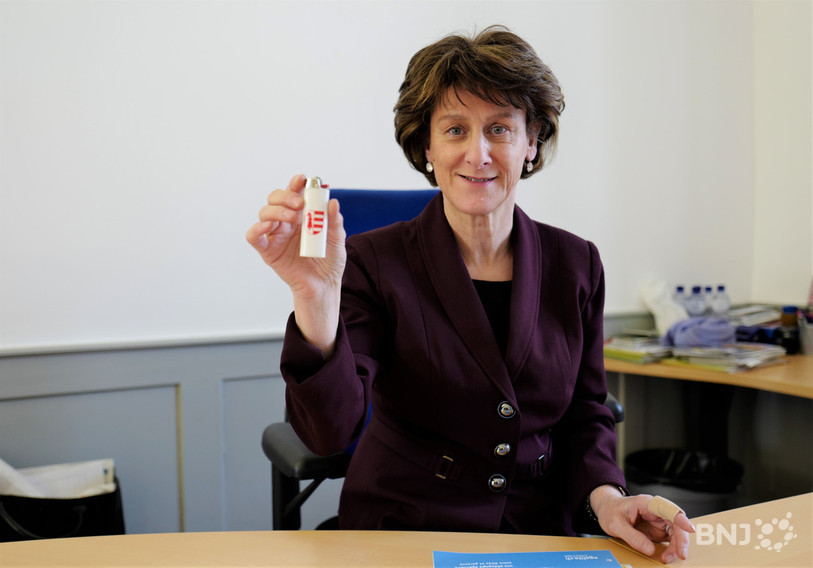 Angela Fleury a voulu être photographié avec le briquet jurassien.