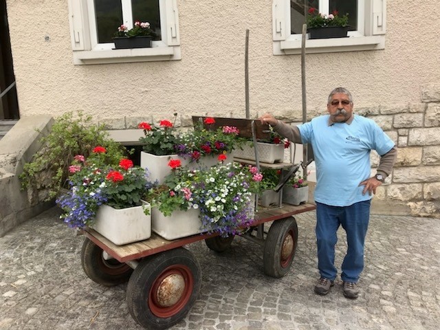 Le maire de Péry-La Heutte a pris la pose durant les festivités du 1135e anniversaire de Péry qui était organisé le week-end dernier en même temps que la 92e Fête de lutte du Jura bernois. (Photo: Claude Nussbaumer)