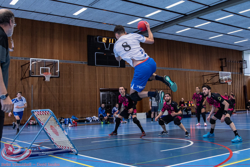 Dans une finale 100% neuchâteloise, les Val-de-Ruz Flyers ont su rester solidaires pour battre l'équipe chaux-de-fonnière. (photo : Archives David Sandoz).