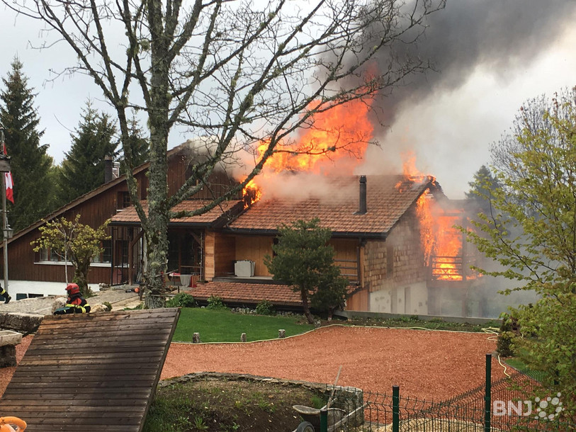 L'immeuble de deux appartement, sis au lieu-dit Rhédoz, a été très endommagé. (photo : police neuchâteloise)