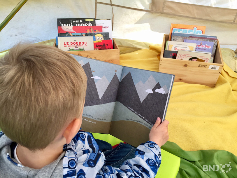 Les enfants de la Crèche-Garderie Les Pitchounes ont des dizaines de livres à disposition cette semaine à Chevenez.