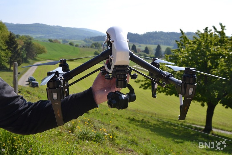 Ce drone est équipé d'une caméra thermique qui permet de détecter la présence de faons dans les champs
