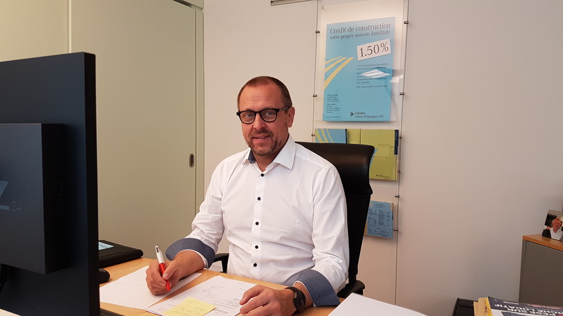 Le directeur de la banque, Rémy Defilippis, a laissé tomber la cravate. Elle n'est plus imposée aux employés depuis 2017.