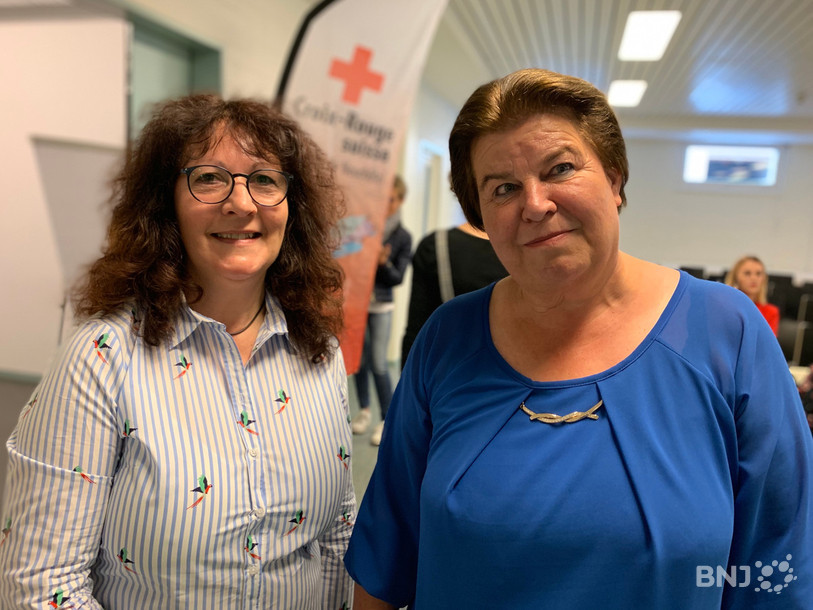 Brigitte Zimmer (à gauche) reçoit son premier diplôme à l'âge de 56 ans, pour la plus grande joie de sa formatrice de la Croix-Rouge, Jeanine Vuille.