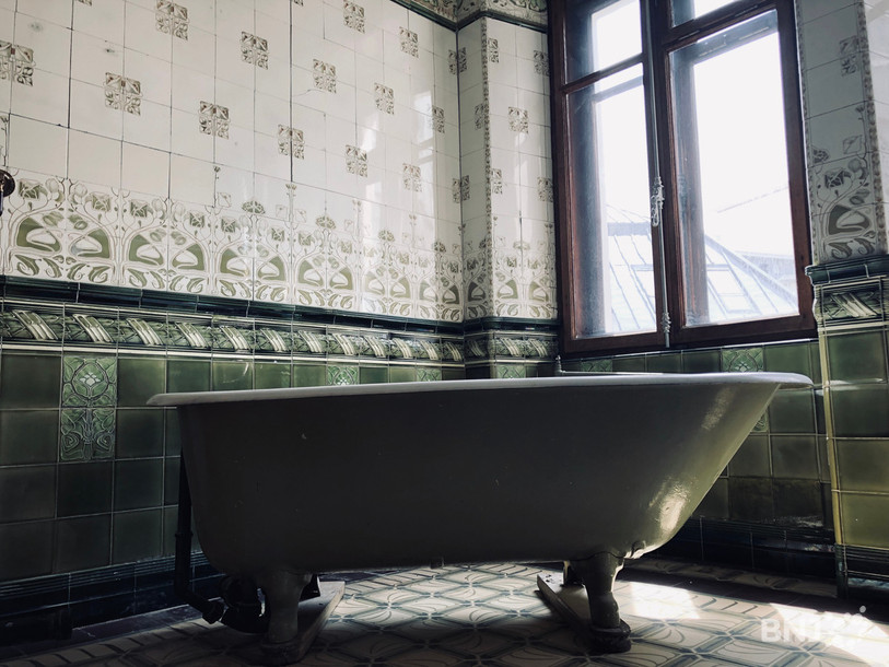 Cette splendide salle de bain de style Art nouveau est l'un des trésors cachés dans la ville de La Chaux-de-Fonds.
