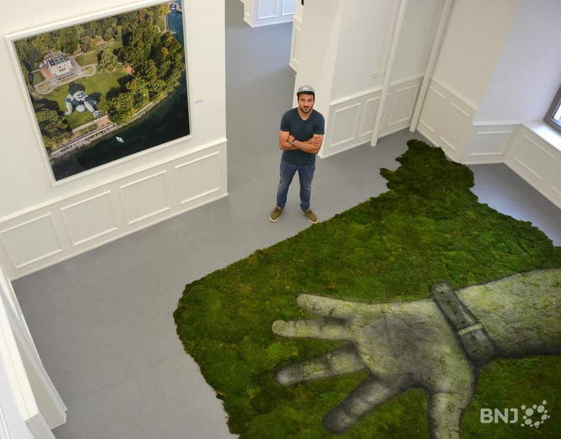L'artiste Saype et son oeuvre éphèmère réalisée sur de la mousse, en peinture biodégradable. L'originale avait été présentée à Genève sur plus de 5'000m2.